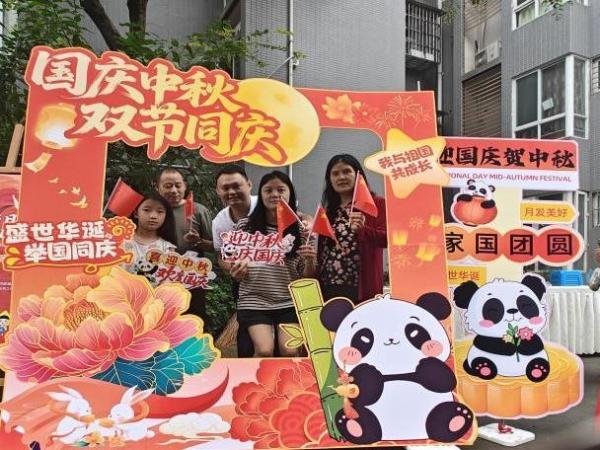 接待寺社区“喜迎国庆 情满中秋”游园会：手印汇爱心、长卷绘家国，居民共叙邻里情