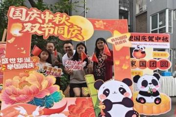 接待寺社区“喜迎国庆 情满中秋”游园会：手印汇爱心、长卷绘家国，居民共叙邻里情